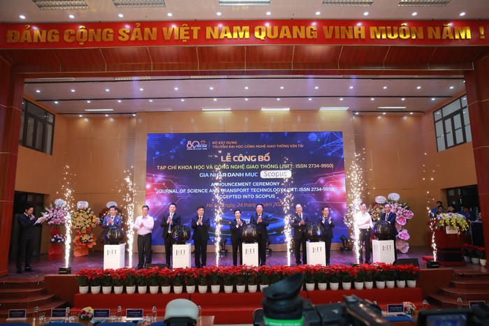 Các đại biểu làm nghi thức công bố Tạp chí Khoa học và Công nghệ giao thông gia nhập danh mục Scopus A31I0304.JPG