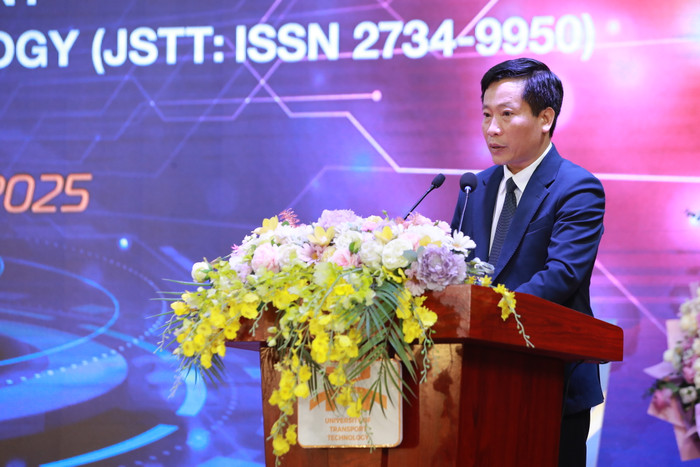 Phó Giáo sư, Tiến sĩ Nguyễn Hoàng Long – Hiệu trưởng Trường Đại học Công nghệ Giao thông Vận tải phát biểu tại buổi lễ A31I0213.JPG