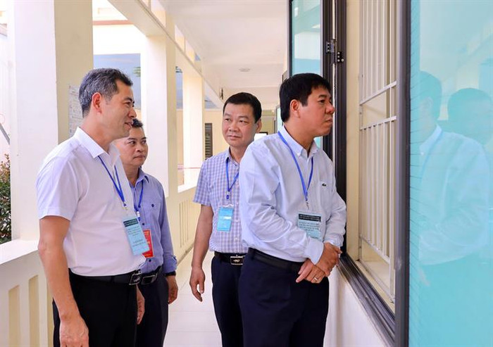 Cục trưởng Huỳnh Văn Chương (bên phải) kiểm tra công tác khảo sát tại trường trung học phổ thông Nguyên Hồng, Bắc Giang 2.jpg