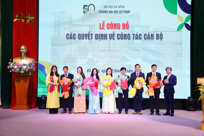 PGS.TS. Võ Văn Minh, ủy viên BCH Đảng bộ Đại học Đà Nẵng, Hiệu trưởng Nhà trường và PGS.TS. Nguyễn Thị Trâm Anh, Bí thư Đảng ủy, Phó Chủ tịch Hội đồng trường trao quyết định và tặng hoa chúc mừng các trưởng khoa, phó trưởng khoa phụ trách mới được bổ nhiệm. 2.jpg