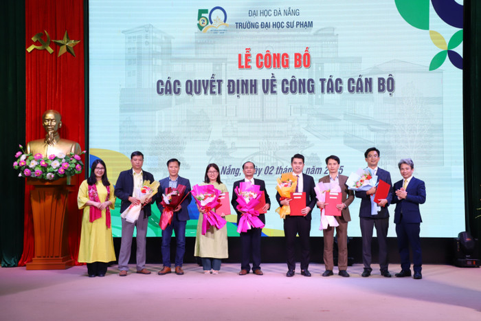 PGS.TS. Võ Văn Minh, ủy viên BCH Đảng bộ ĐHĐN, Hiệu trưởng Nhà trường và PGS.TS. Nguyễn Thị Trâm Anh, Bí thư Đảng ủy, Phó Chủ tịch Hội đồng trường trao quyết định và tặng hoa chúc mừng các trưởng phòng, quyền trưởng phòng, phó trưởng phòng phụ trách và Trưởng ban Trường thực hành sư phạm mới được bổ nhiệm. 3.jpg