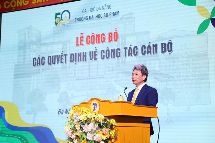 PGS.TS. Võ Văn Minh, Hiệu trưởng Nhà trường phát biểu chúc mừng và giao nhiệm vụ cho đội ngũ cán bộ, quản lý vừa được bổ nhiệm. 10.jpg