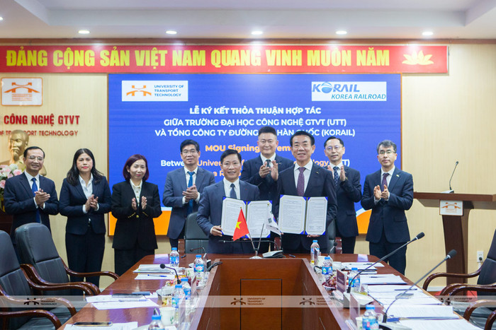 Đại diện lãnh đạo hai đơn vị ký kết biên bản thỏa thuận hợp tác 3.jpg