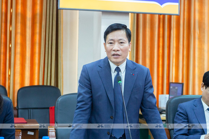 Phó Giáo sư, Tiến sĩ Nguyễn Hoàng Long - Hiệu trưởng Trường Đại học Công nghệ Giao thông vận tải phát biểu tại buổi lễ ký kết 1.jpg