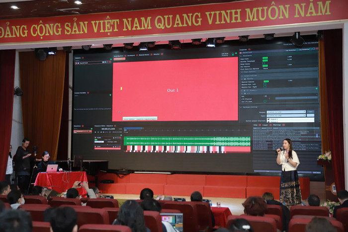 Đại diện nhóm trình bày Dự án tại Cuộc thi VIETMUS Music Start Cup 974214e5071cb742ee0d.jpg
