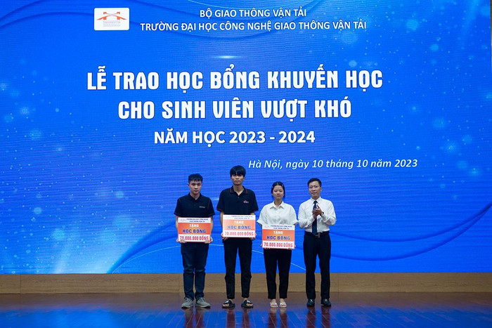 Phó Giáo sư, Tiến sĩ Nguyễn Hoàng Long - Hiệu trưởng Nhà trường trao học bổng cho 03 sinh viên có hoàn cảnh đặc biệt khó khăn Phó Giáo sư, Tiến sĩ Nguyễn Hoàng Long - Hiệu trưởng Nhà trường trao học bổng cho 03 sinh viên có hoàn cảnh đặc biệt khó khăn
