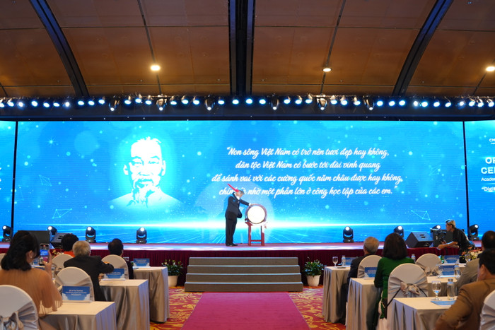 Hiệu trưởng Trường Đại học CMC đánh trống khai giảng năm học mới Hiệu trưởng Trường Đại học CMC đánh trống khai giảng năm học mới