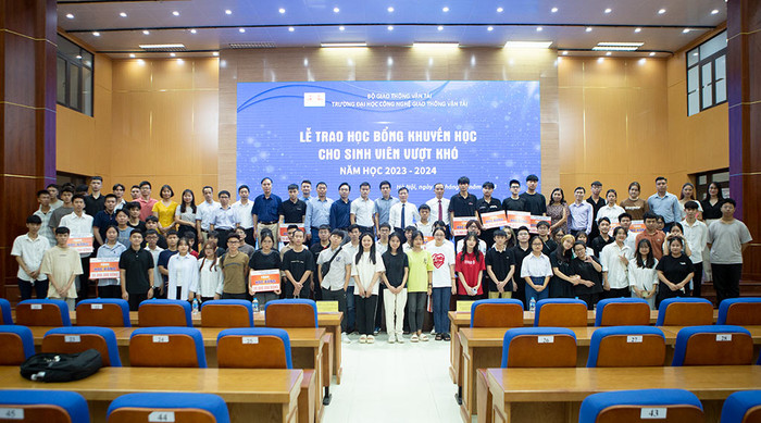 Các thầy cô giáo chụp hình lưu niệm với các em sinh viên được nhận học bổng tại buổi lễ Các thầy cô giáo chụp hình lưu niệm với các em sinh viên được nhận học bổng tại buổi lễ