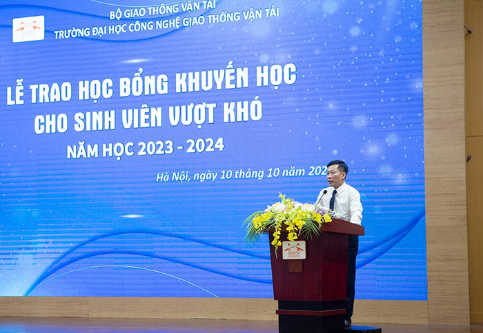 Hiệu trưởng Trường Đại học Công nghệ Giao thông Vận tải - Phó Giáo sư, Tiến sĩ Nguyễn Hoàng Long phát biểu tại buổi Lễ trao học bổng Hiệu trưởng Trường Đại học Công nghệ Giao thông Vận tải - Phó Giáo sư, Tiến sĩ Nguyễn Hoàng Long phát biểu tại buổi Lễ trao học bổng