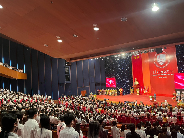 Phần chào tân sinh viên trong lễ khai giảng của UEB