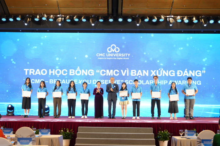 10 suất học bổng toàn phần được trao tặng cho các tân sinh viên tại buổi lễ 10 suất học bổng toàn phần được trao tặng cho các tân sinh viên tại buổi lễ