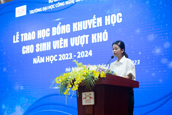 Sinh viên Nguyễn Thanh Huyền đại diện cho các sinh viên nhận học bổng đợt này phát biểu cảm ơn nhà trường và các thầy cô giáo Sinh viên Nguyễn Thanh Huyền đại diện cho các sinh viên nhận học bổng đợt này phát biểu cảm ơn nhà trường và các thầy cô giáo