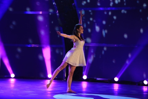 Không chỉ đảm nhận vai trò biên đạo cho tiết mục mở màn cho các vũ công của top 20, nữ diễn viên chính phim “Step up revolution” Kathryn McCormick còn mang đến cho khán giả một tiết mục múa solo ấn tượng.