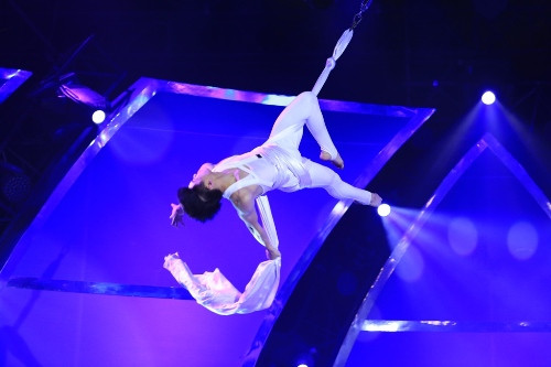 Sự dằn vặt về nội tâm được thể hiện rõ nét nhất qua màn múa solo trên không của Duy Hải.