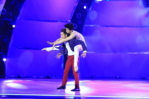 Sau những dằn vặt về nội tâm, hai chàng trai đã đến với nhau. Màn ôm nhau bất ngờ của hai chàng trai bắt đầu cho mọi cảm xúc trong tiết mục.