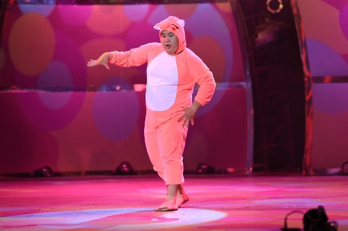 Anh chàng nặng 90kg từng gây bão ở những vòng trước là vũ công duy nhất chọn nhạc nền là bài hát tiếng Việt mang tên Con heo đất. Diện bộ trang phục mày hồng cùng ngoại hình tròn trịa, Thế Bảo khiến trường quay vỗ tay không ngớt mỗi khi anh chàng thực hiện những động tác đáng yêu trên sân khấu