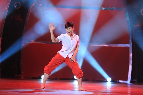 Ở phần trình diễn solo 30 giây, anh chàng mắt hí Duy Hải có đủ lợi thế về các động tác nguy hiểm, phô diễn kỹ thuật nên mang đến rất nhiều cảm giác phấn khích cho người xem. Bay, lộn trong suốt bài nhảy và cú “santo” kết bài đủ để Duy Hải trở thành thí sinh được chú ý nhất đêm thi.