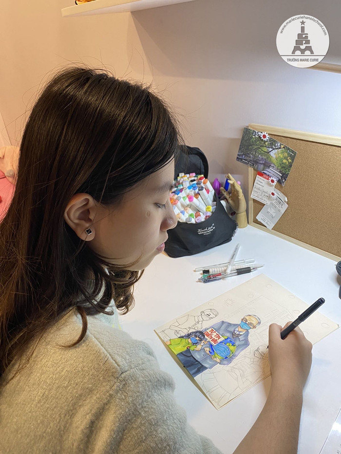 Cô học trò Mỹ Linh (9P2) hoàn thành bức tranh chứa đựng thông điệp ý nghĩa gửi tới thầy Khang và các MCer. (Ảnh nhà trường cung cấp) Cô học trò Mỹ Linh (9P2) hoàn thành bức tranh chứa đựng thông điệp ý nghĩa gửi tới thầy Khang và các MCer. (Ảnh nhà trường cung cấp)