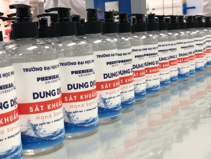 Với tinh thần tất cả vì cộng đồng, các cán bộ, giảng viên, và sinh viên Trường Đại học Phenikaa đã cùng nhau bắt tay vào pha chế dung dịch rửa tay phòng chống nCoV. Ảnh do nhà trường cung cấp. Với tinh thần tất cả vì cộng đồng, các cán bộ, giảng viên, và sinh viên Trường Đại học Phenikaa đã cùng nhau bắt tay vào pha chế dung dịch rửa tay phòng chống nCoV. Ảnh do nhà trường cung cấp.