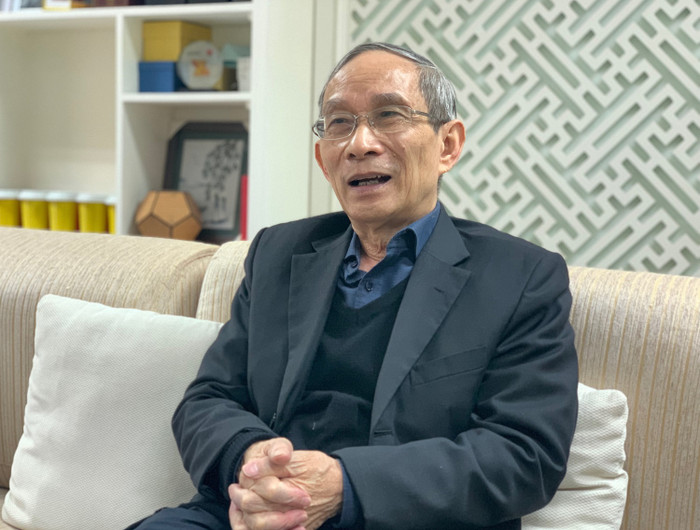 Thầy Nguyễn Xuân Khang- Hiệu trưởng Trường Marie Curie (Hà Nội) lo lắng khi hiện nay vẫn chưa có bản mẫu sách giáo khoa do các nhà xuất bản phát hành để nhà trường mua rồi phát cho giáo viên cũng như những thành viên có trong Hội đồng chọn sách giáo khoa. (Ảnh: Thùy Linh) Thầy Nguyễn Xuân Khang- Hiệu trưởng Trường Marie Curie (Hà Nội) lo lắng khi hiện nay vẫn chưa có bản mẫu sách giáo khoa do các nhà xuất bản phát hành để nhà trường mua rồi phát cho giáo viên cũng như những thành viên có trong Hội đồng chọn sách giáo khoa. (Ảnh: Thùy Linh)