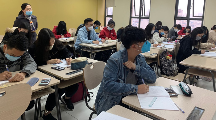 Ngày 1/2, Bộ Giáo dục và Đào tạo đã có công văn gửi Thủ tướng Chính phủ xin ý kiến chỉ đạo về việc cho phép học sinh nghỉ học phòng chống dịch corona. (Ảnh: Thùy Linh) Ngày 1/2, Bộ Giáo dục và Đào tạo đã có công văn gửi Thủ tướng Chính phủ xin ý kiến chỉ đạo về việc cho phép học sinh nghỉ học phòng chống dịch corona. (Ảnh: Thùy Linh)