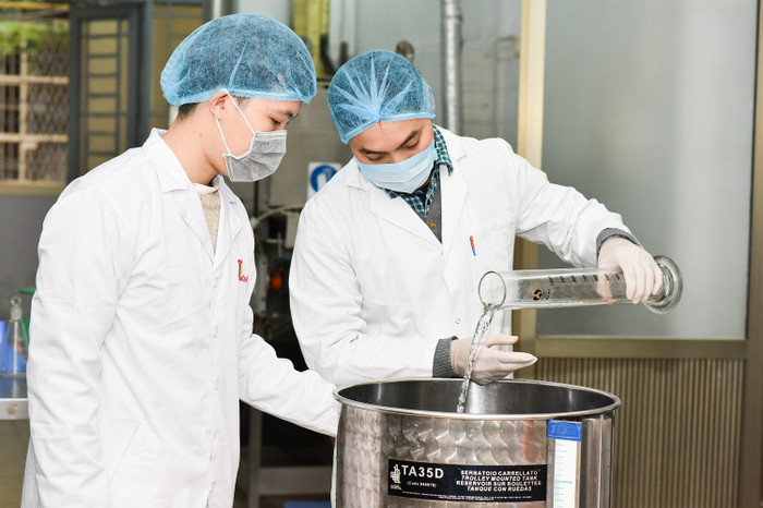 Nguyên liệu sản xuất dung dịch khử trùng, sát khuẩn được các chuyên gia Trường Đại học Bách khoa Hà Nội áp dụng theo tiêu chuẩn dược phẩm (Ảnh: Kim Chi) Nguyên liệu sản xuất dung dịch khử trùng, sát khuẩn được các chuyên gia Trường Đại học Bách khoa Hà Nội áp dụng theo tiêu chuẩn dược phẩm (Ảnh: Kim Chi)