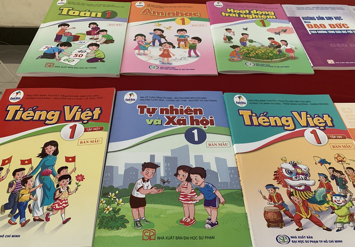 Theo Dự thảo, các tổ chức, cá nhân biên soạn sách giáo khoa không nhất thiết cần đăng ký và nộp bản thảo sách giáo khoa đến nhà xuất bản như hiện nay. (Ảnh minh họa: Thùy Linh) Theo Dự thảo, các tổ chức, cá nhân biên soạn sách giáo khoa không nhất thiết cần đăng ký và nộp bản thảo sách giáo khoa đến nhà xuất bản như hiện nay. (Ảnh minh họa: Thùy Linh)