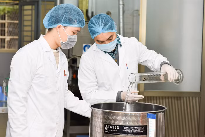 Nguyên liệu sản xuất dung dịch khử trùng, sát khuẩn được các chuyên gia Trường Đại học Bách khoa Hà Nội áp dụng theo tiêu chuẩn dược phẩm (Ảnh: Kim Chi) Nguyên liệu sản xuất dung dịch khử trùng, sát khuẩn được các chuyên gia Trường Đại học Bách khoa Hà Nội áp dụng theo tiêu chuẩn dược phẩm (Ảnh: Kim Chi)