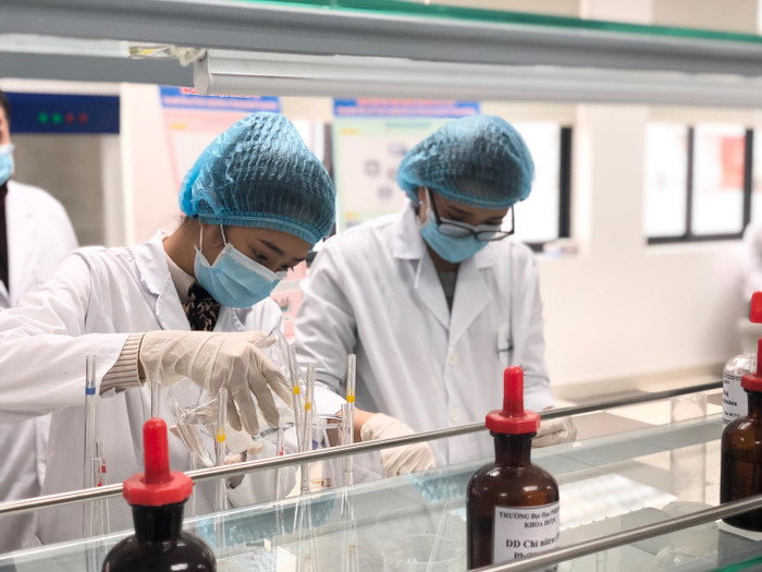 Trường Phenikaa pha chế hơn 5.000 lít dung dịch rửa tay tặng các trường học và cư dân xung quanh. Ảnh do nhà trường cung cấp. Trường Phenikaa pha chế hơn 5.000 lít dung dịch rửa tay tặng các trường học và cư dân xung quanh. Ảnh do nhà trường cung cấp.