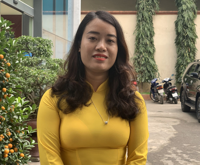 Mỗi buổi sáng thứ hai, cô Trang lại một tay ôm con, tay kia xách balo lên đến điểm trường. Trong balo của 2 mẹ con vỏn vẹn vài cân gạo và một vài con mắm...(Ảnh: Thùy Linh) Mỗi buổi sáng thứ hai, cô Trang lại một tay ôm con, tay kia xách balo lên đến điểm trường. Trong balo của 2 mẹ con vỏn vẹn vài cân gạo và một vài con mắm...(Ảnh: Thùy Linh)