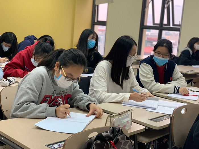 Ngày 1/2, thầy Nguyễn Xuân Khang - Hiệu trưởng trường Marie Curie (Hà Nội) thông tin có lớp tiểu học, hơn một nửa học sinh nghỉ. (Ảnh chụp một lớp trung học phổ thông tại trường Marie Curie Hà Nội: Thùy Linh) Ngày 1/2, thầy Nguyễn Xuân Khang - Hiệu trưởng trường Marie Curie (Hà Nội) thông tin có lớp tiểu học, hơn một nửa học sinh nghỉ. (Ảnh chụp một lớp trung học phổ thông tại trường Marie Curie Hà Nội: Thùy Linh)