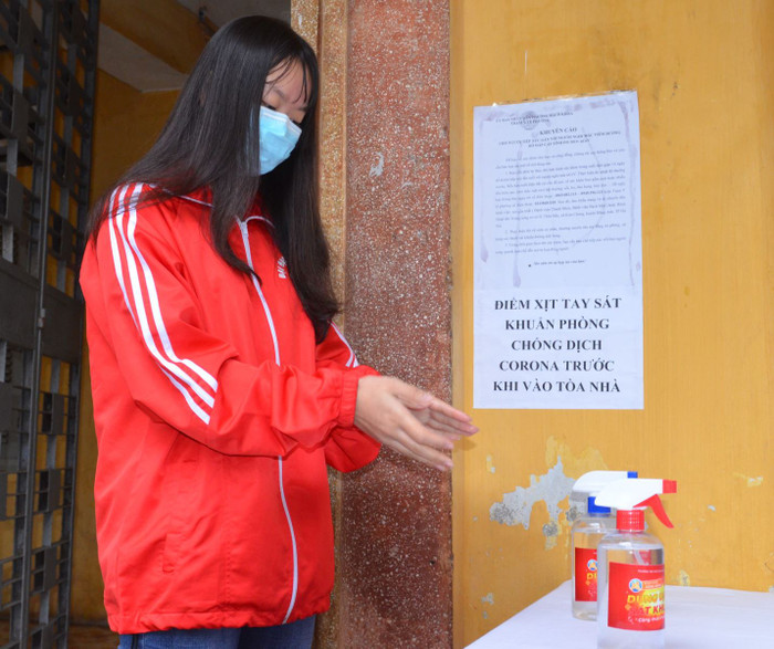 Trường Đại học Bách khoa Hà Nội đã chuẩn bị sẵn nước rửa tay khô, hướng dẫn phòng chống dịch COVID -19 tại sảnh các toà nhà. Ảnh: Thanh Huyền Trường Đại học Bách khoa Hà Nội đã chuẩn bị sẵn nước rửa tay khô, hướng dẫn phòng chống dịch COVID -19 tại sảnh các toà nhà. Ảnh: Thanh Huyền