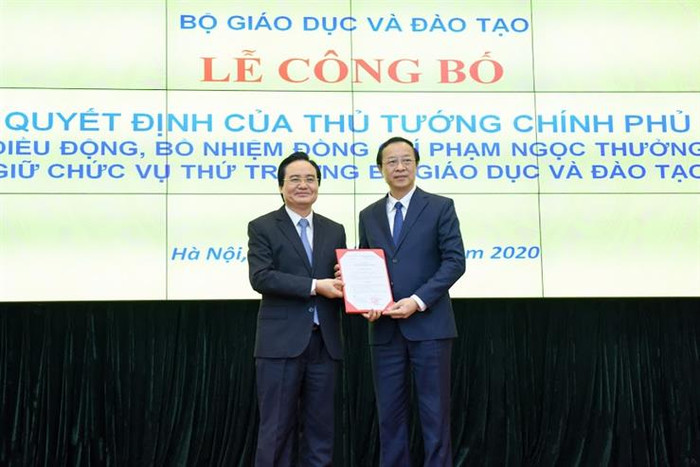 Bộ trưởng Phùng Xuân Nhạ trao quyết định điều động, bổ nhiệm cho tân Thứ trường Bộ Giáo dục và Đào tạo Phạm Ngọc Thưởng (Ảnh: moet.gov.vn) Bộ trưởng Phùng Xuân Nhạ trao quyết định điều động, bổ nhiệm cho tân Thứ trường Bộ Giáo dục và Đào tạo Phạm Ngọc Thưởng (Ảnh: moet.gov.vn)