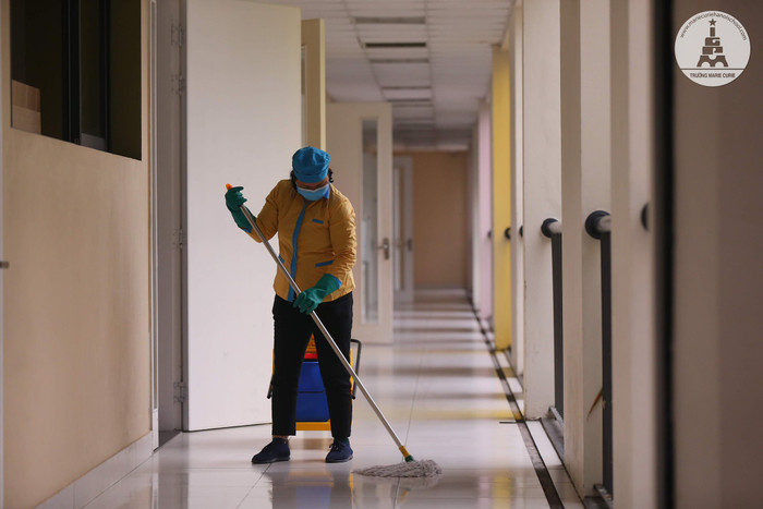 Ngoài bàn ghế, sàn nhà, các cánh cửa, tay cầm cửa, lan can hành lang cũng là khu vực được đặc biệt chú ý khi làm vệ sinh vì có nguy cơ tiềm ẩn nhiều vi khuẩn.