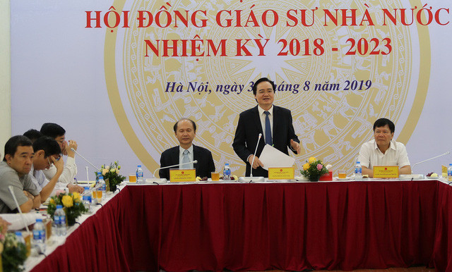 Đang có ý kiến trái chiều, tranh luận tại sao có những thành viên của Hội đồng Giáo sư nhà nước lại không phải công khai lý lịch khoa học. (Ảnh: moet.gov.vn) Đang có ý kiến trái chiều, tranh luận tại sao có những thành viên của Hội đồng Giáo sư nhà nước lại không phải công khai lý lịch khoa học. (Ảnh: moet.gov.vn)