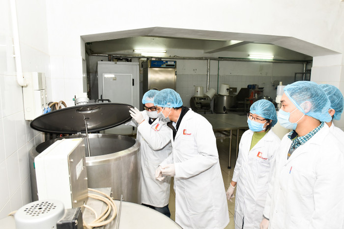 Ngày 6/2, Trường Đại học Bách khoa Hà Nội tiến hành sản xuất mẻ dung dịch khử khuẩn đầu tiên theo hướng dẫn pha chế của WHO. (Ảnh: Kim Chi) Ngày 6/2, Trường Đại học Bách khoa Hà Nội tiến hành sản xuất mẻ dung dịch khử khuẩn đầu tiên theo hướng dẫn pha chế của WHO. (Ảnh: Kim Chi)