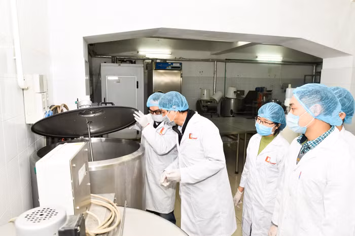 Ngày 6/2, Trường Đại học Bách khoa Hà Nội tiến hành sản xuất mẻ dung dịch khử khuẩn đầu tiên theo hướng dẫn pha chế của WHO. (Ảnh: Kim Chi)