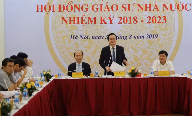 Đang có ý kiến trái chiều, tranh luận tại sao có những thành viên của Hội đồng Giáo sư nhà nước lại không phải công khai lý lịch khoa học. (Ảnh: moet.gov.vn) Đang có ý kiến trái chiều, tranh luận tại sao có những thành viên của Hội đồng Giáo sư nhà nước lại không phải công khai lý lịch khoa học. (Ảnh: moet.gov.vn)