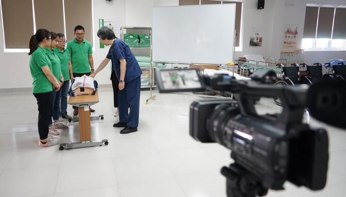 Chuyên gia Nhật Bản giảng dạy trực tuyến cho sinh viên trong mùa dịch Covid-19. Ảnh: AN Chuyên gia Nhật Bản giảng dạy trực tuyến cho sinh viên trong mùa dịch Covid-19. Ảnh: AN