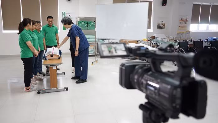 Chuyên gia Nhật Bản giảng dạy trực tuyến cho sinh viên trong mùa dịch Covid-19. Ảnh: AN