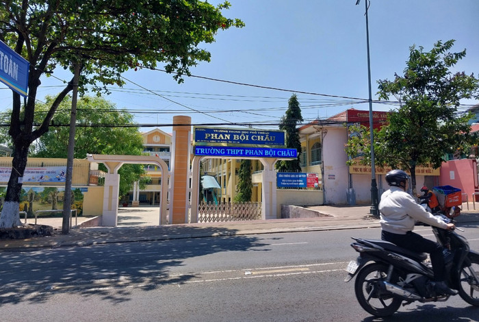 Một số phụ huynh Trường Trung học phổ thông Phan Bội Châu bị các đối tượng lừa đảo gọi điện yêu cầu chuyển tiền viện phí. Ảnh: TM Một số phụ huynh Trường Trung học phổ thông Phan Bội Châu bị các đối tượng lừa đảo gọi điện yêu cầu chuyển tiền viện phí. Ảnh: TM