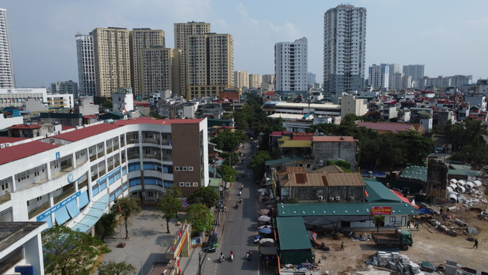 Góc nhìn xa, thẳng theo đường Lĩnh Nam có thể thấy nhiều chung cư mọc lên hai bên đường GDVN_3.JPG