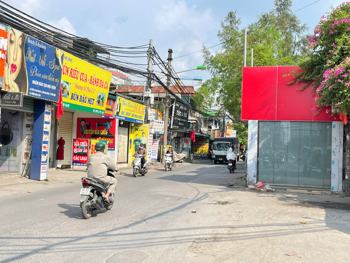 Cận cảnh một nút thắt cổ chai trên đường Lĩnh Nam. GDVN_13.jpg
