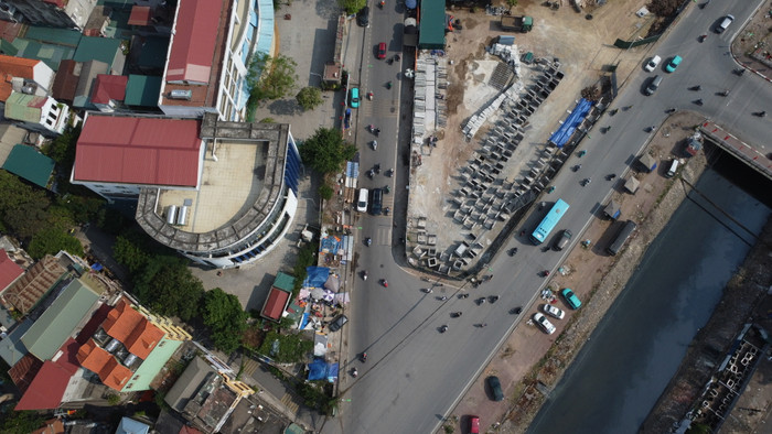 Đường Lĩnh Nam đoạn đầu giao với đường Tam Trinh đã được thực hiện việc thi công mở rộng trước đó. GDVN_1.JPG