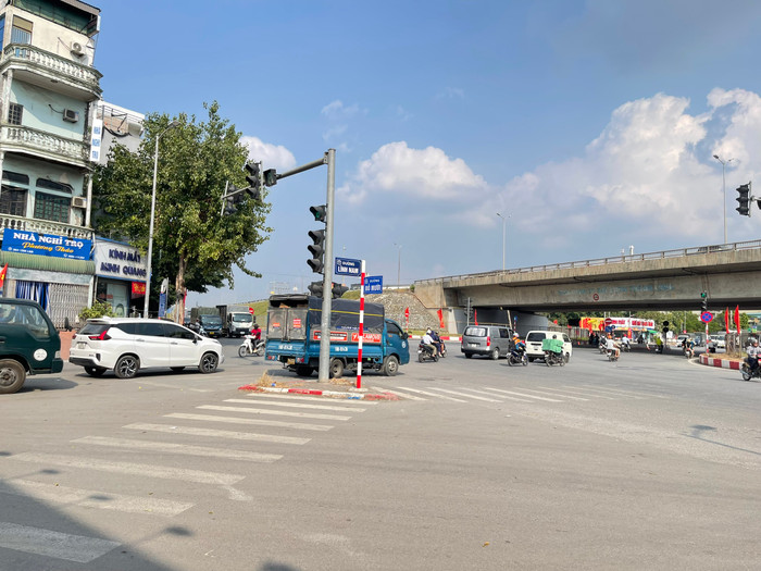 Có thể thấy, không phải giờ cao điểm nhưng lượng phương tiện qua các nút giao với đường Lĩnh Nam đều khá đông đúc. GDVN_14.jpg