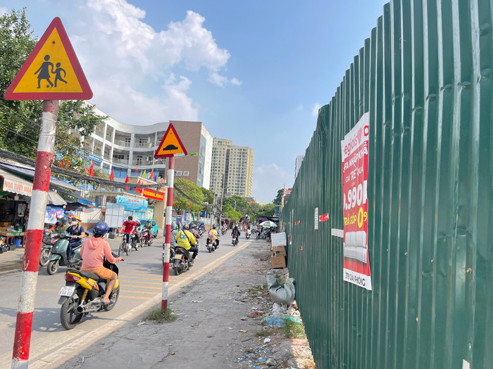 Một số khu vực thực hiện xong việc giải phóng mặt bằng, cơ quan chức năng đã quây tôn. GDVN_10.jpg