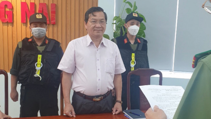 Nguyên Hiệu trưởng Trường Đại học Đồng Nai nghe công bố Lệnh bắt bị can để tạm giam. Ảnh: Báo điện tử Chính phủ truocdoongtranminhhungnguy-1713071929898-1713081533583-17130815345091280571680.jpg