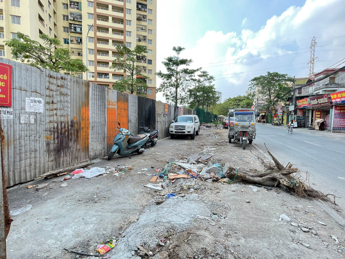 Một số vị trí chưa thi công có các phương tiện giao thông để trên đó. GDVN_11.jpg