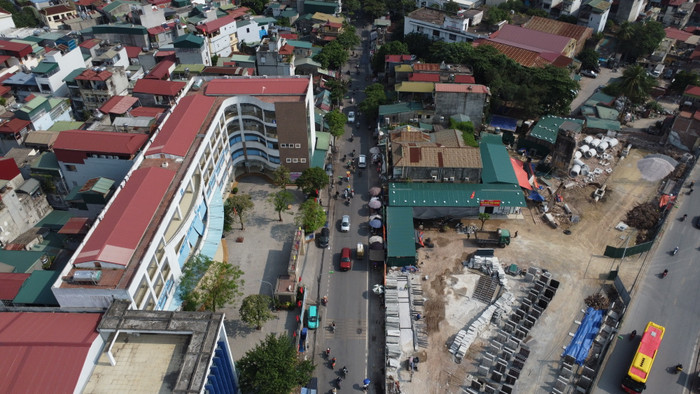 Trên đường Lĩnh Nam có nhiều trường học, cộng với mặt đường nhở hẹp, không có vỉa hề nên ùn tắc cục bộ thường xuyên xảy ra vào giờ cao điểm. Trong hình, Trường Tiểu học Mai Động nằm sát ngay ngã ba nên tình trạng này càng phổ biến hơn. GDVN_2.JPG
