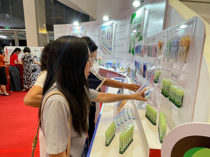 Trước thời điểm buổi lễ kỷ niệm được diễn ra, nhiều người háo hức trải nghiệm và tham quan không gian trưng bày các sản phẩm của Văn phòng phẩm Hồng Hà. GDVN_a9.jpg